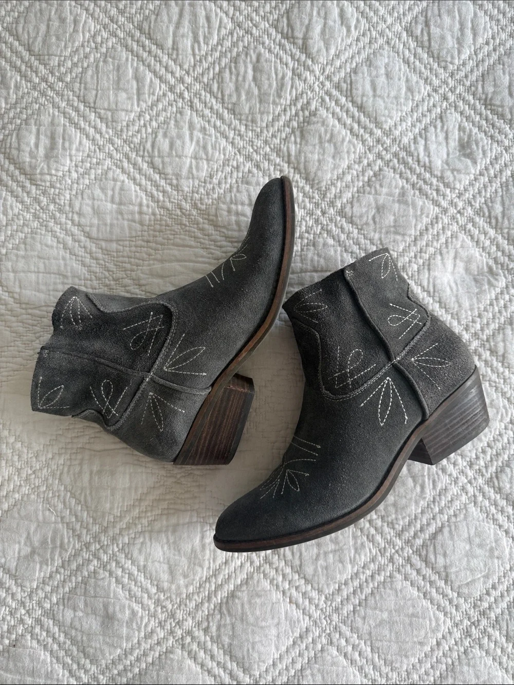 Lucky Brand LK-FLORINIAH Gray Suede Western Ankle Boots US7 Contrast Stitching - Picture 3 of 12